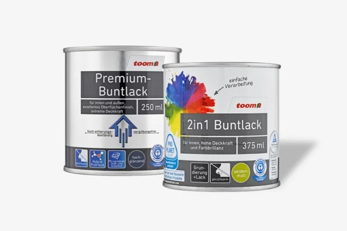 Zwei Farbdosen mit buntem Aufkleber